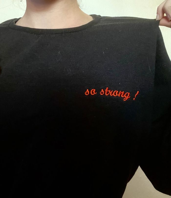 Pull noir à broderie - photo numéro 2