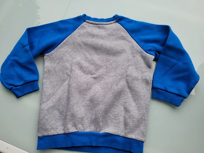 Très beau sweat Adidas, gris et bleu, taille 3/4, 104 cm - photo numéro 4