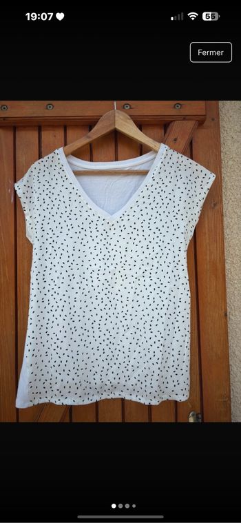 T-shirt blanc à motif noir/bleu marine