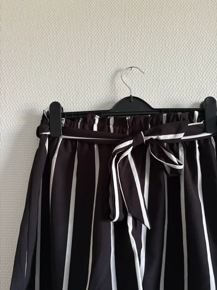 Short noir à rayures blanches - taille L - photo numéro 4