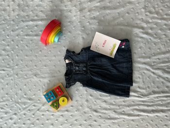 robe sans manches en jean bleu broderie en bas ouverture totale au dos 6 mois baby club