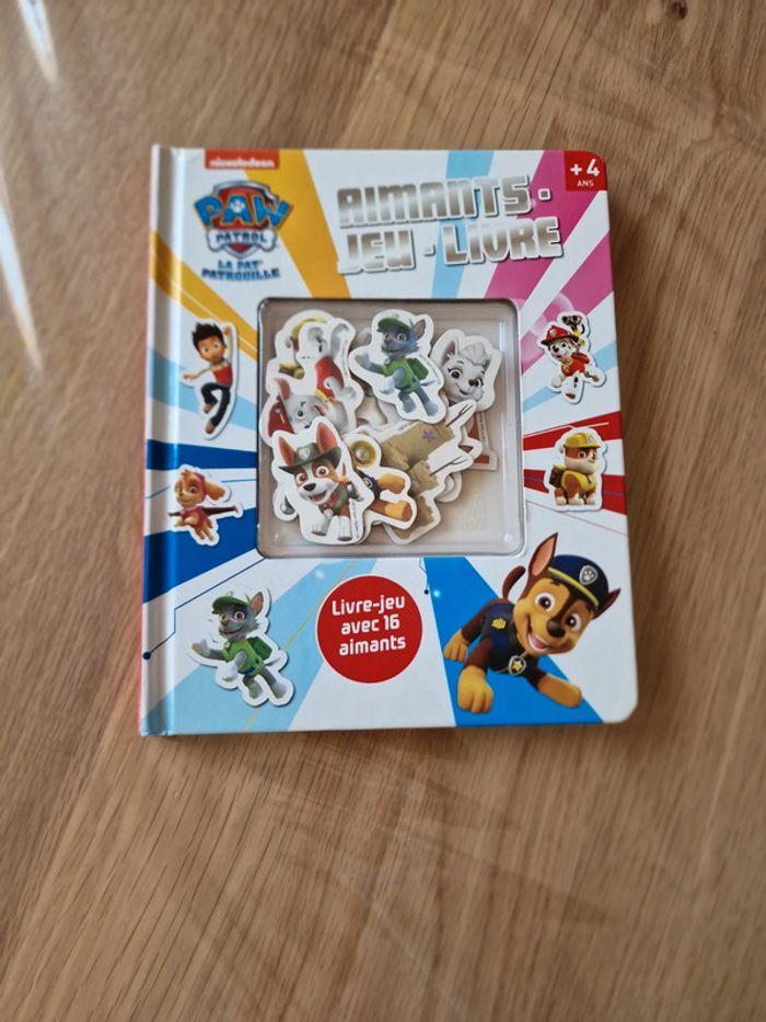 Livre jeu aimants pat patrouille