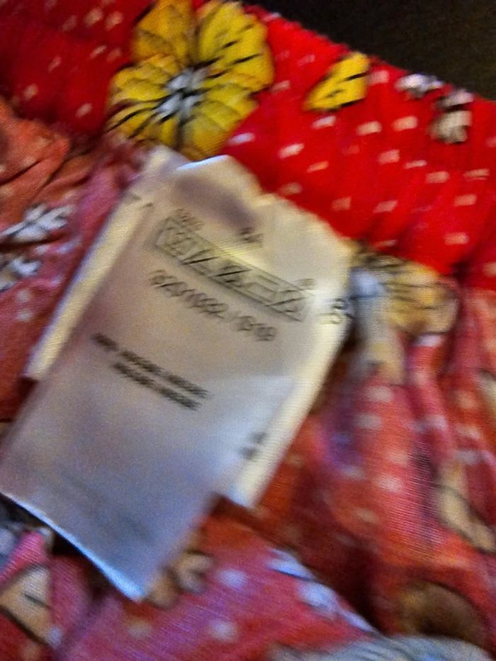 Jupe rouge fleurie - photo numéro 2