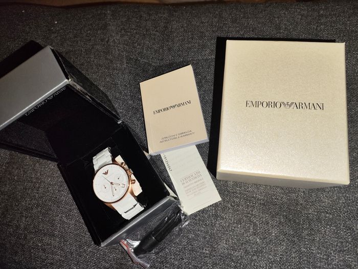 Montre neuve Emporio Armani Cadran argenté Bracelet en silicone blanc Montre pour femme - AR5920