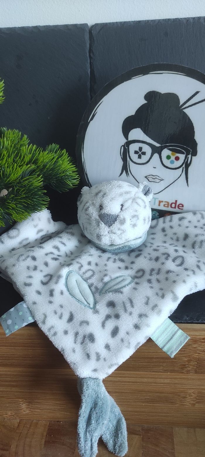 Doudou Léopard des Neiges Plat Blanc Gris Vert Léa nattou feuille vert Panthère