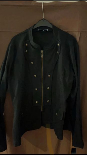 Jolie veste noire boutons dorés