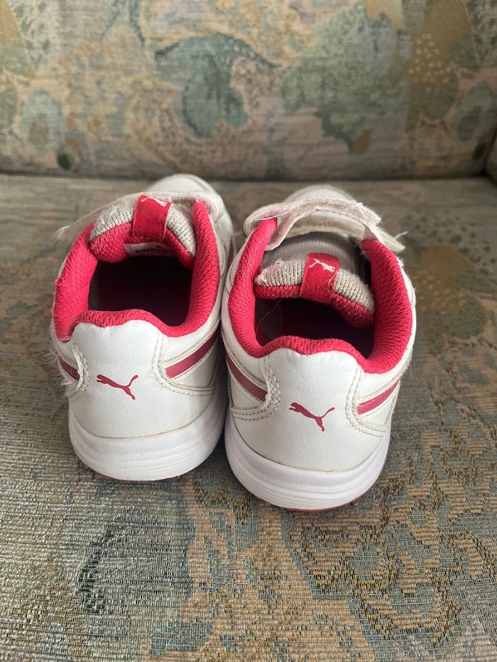 Paire de basket marque puma rose foncé et blanc - photo numéro 2