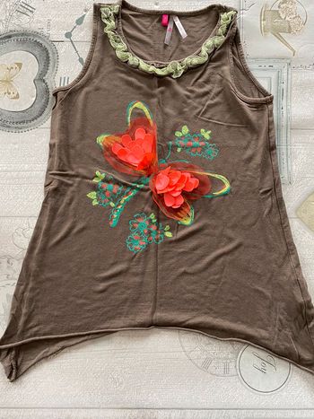 T-shirt manches courtes papillon relief