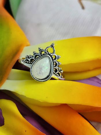 Bague texturee avec sa pierre sélénite modèle 9, acier inoxydable