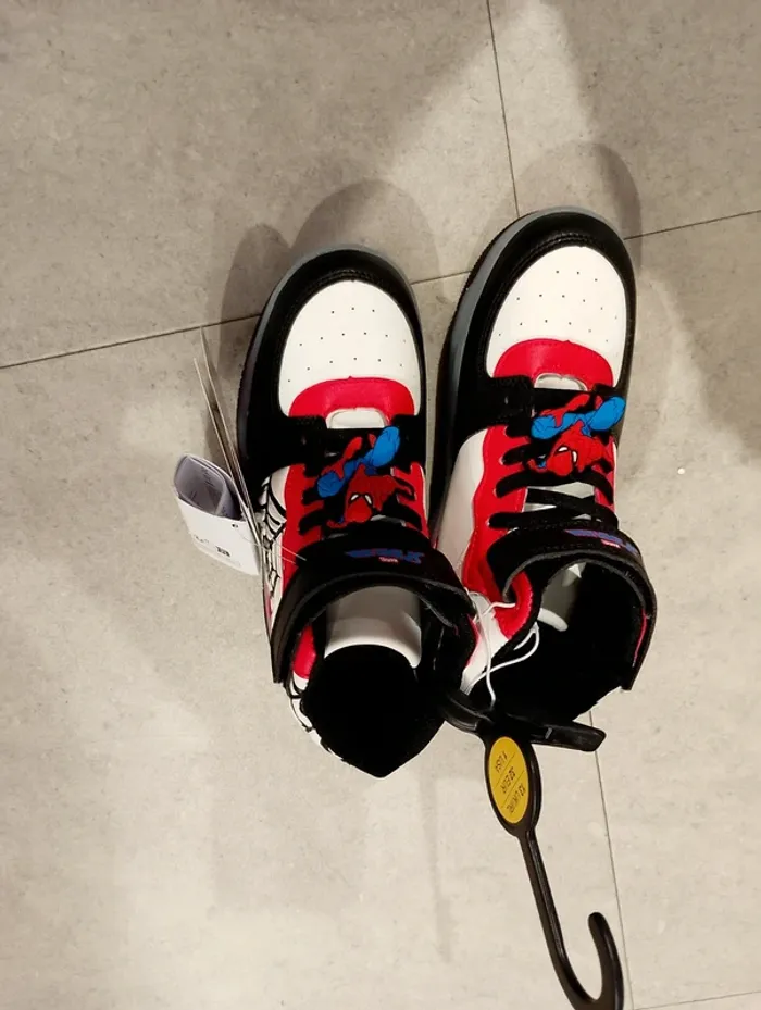 Basket montante lumineuse spiderman marvel - photo numéro 2