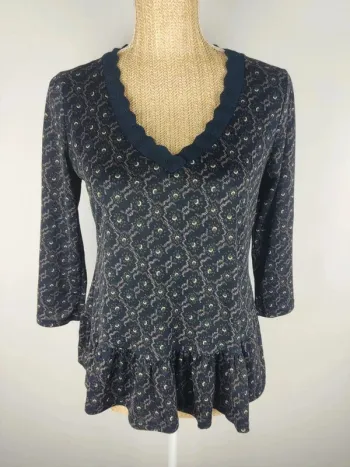 Blouse manches 3/4 à volants motifs graphiques sur fond bleu nuit taille 36 Riu