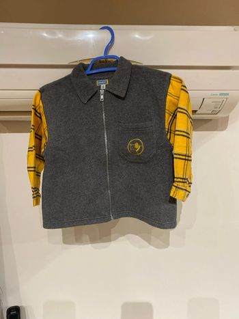 Gilet gris et manches jaunes à carreaux. Marèse