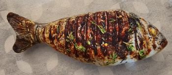 Peluche poisson grillé au barbecue