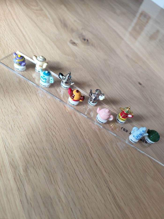 Lot de 10 figurines en céramique " les théières"