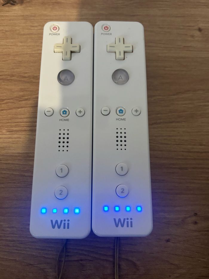 Lot 2 manettes Nintendo Wii - photo numéro 3