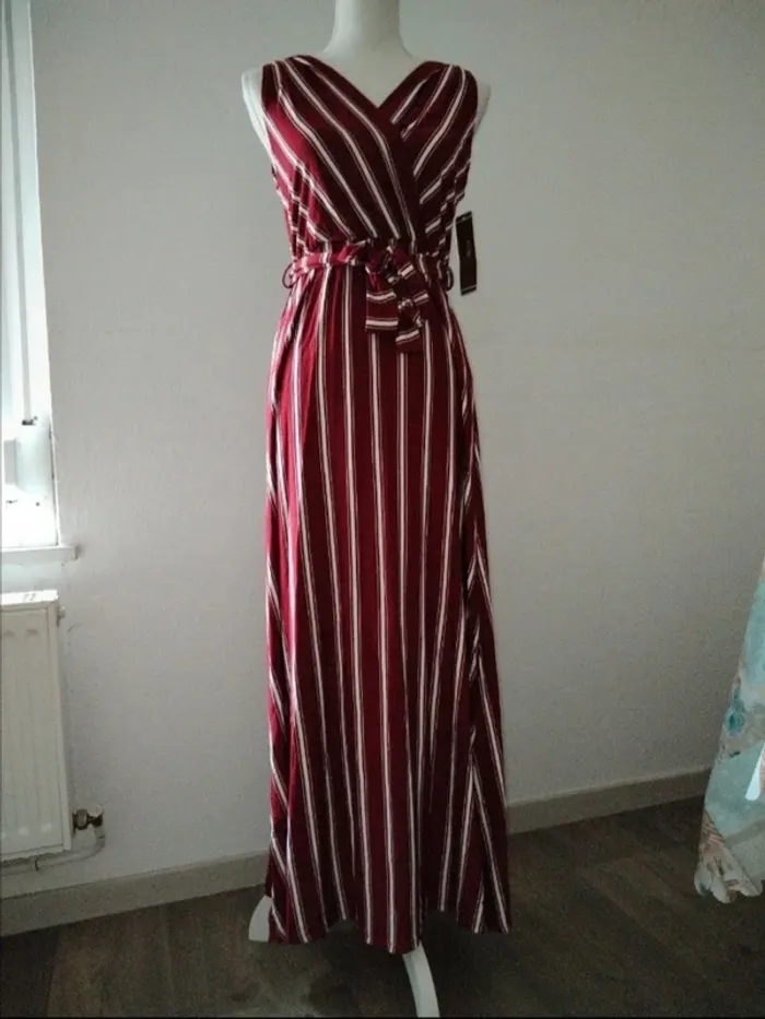 Robe longue à rayures sans manches bordeaux