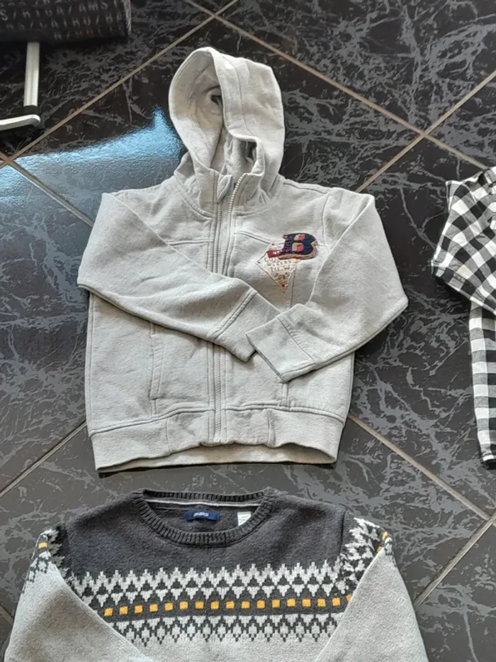 Lot vêtements 6 ans - photo numéro 3