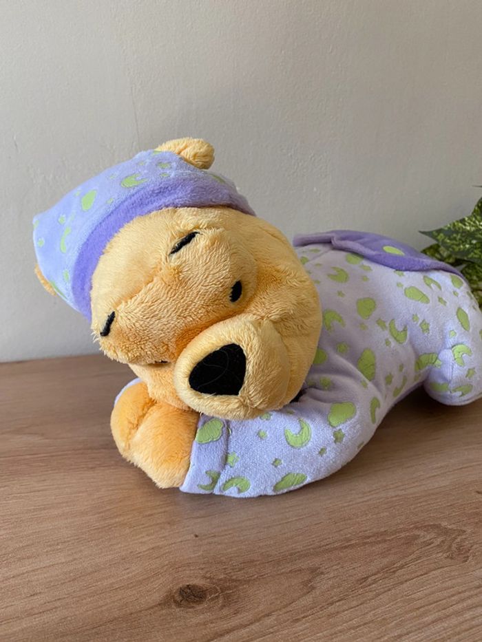 Doudou peluche Winnie allongé violet nuage lune vert luminescent Disney nicotoy - photo numéro 2