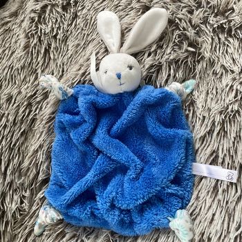 Doudou lapin plat kaloo bleu plume