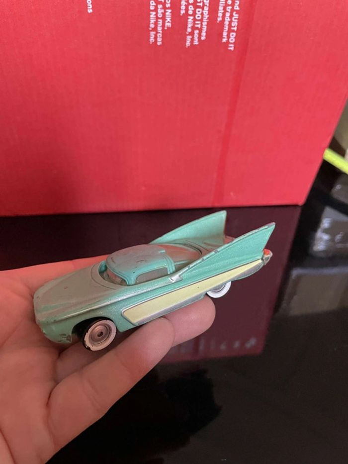 Voiture Cars Flo Yeux Lenticulaire Disney Pixar Mattel - photo numéro 2