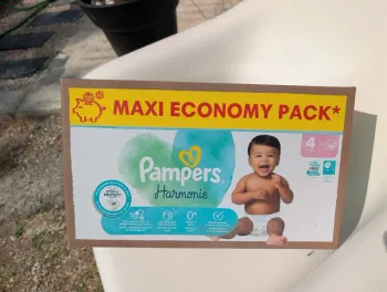Gros carton de 78 couches Pampers harmonie taille 4 neuf