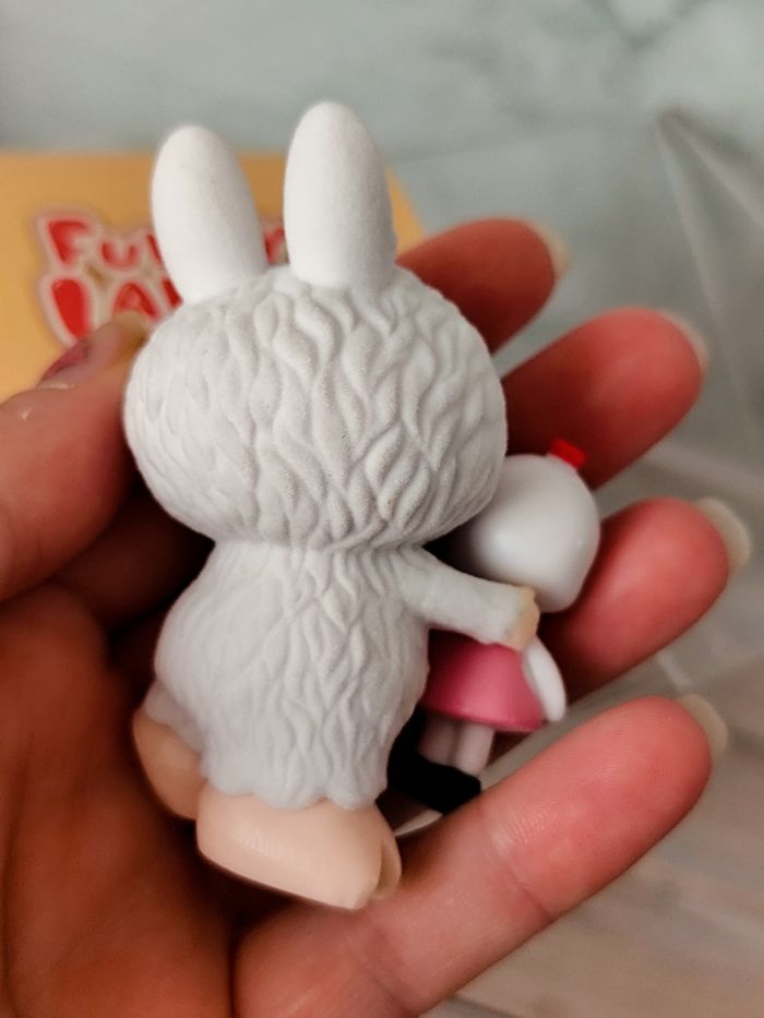 grosse figurine labubu fluffy grise - photo numéro 4