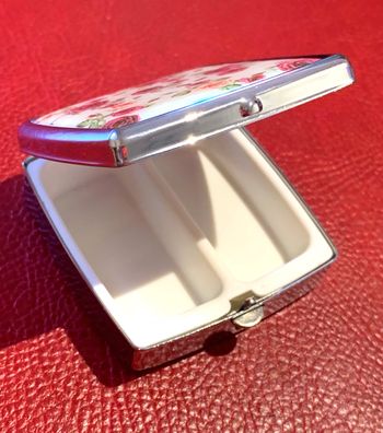 Mini pilulier carré à 2 compartiments en métal