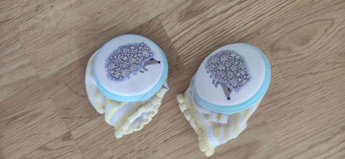 Protèges genoux bébé neufs.