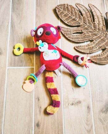 🦨Jeu d'éveil -Peluche/ doudou multi activités sensorielles Georges le Lemurien - marque Lilliputien