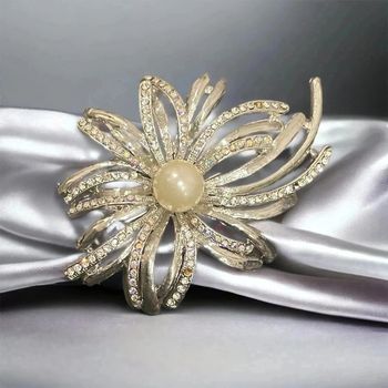 Splendide broche argentée perlée