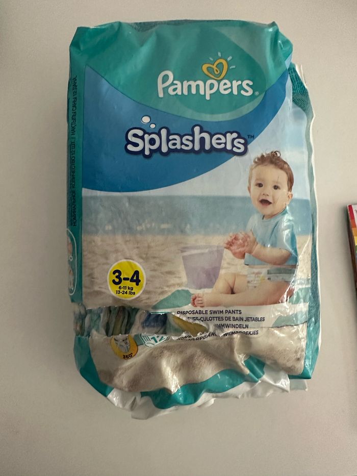 Couches Pampers splashers