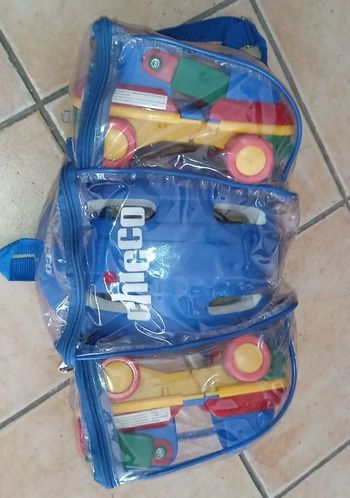 Sac a dos avec patin a roulette et casque chicco