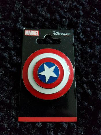Pin's disneyland paris bouclier Captain America