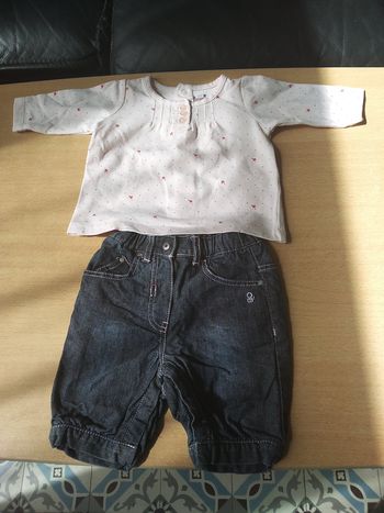 T-shirt manches longues et jean 1 mois