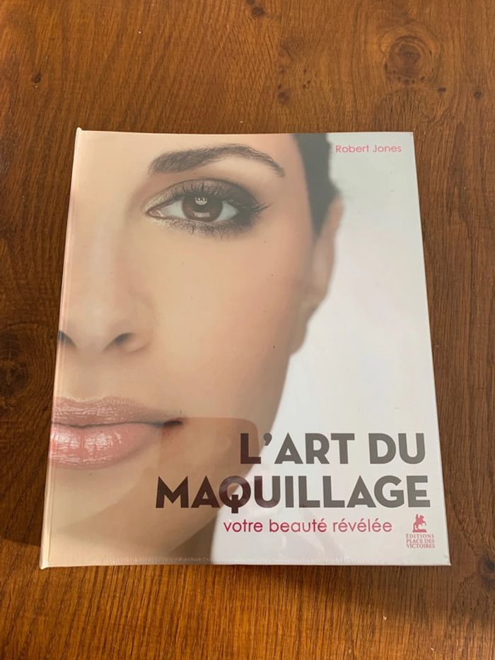 2 livres L’art du maquillage + 100 coiffures