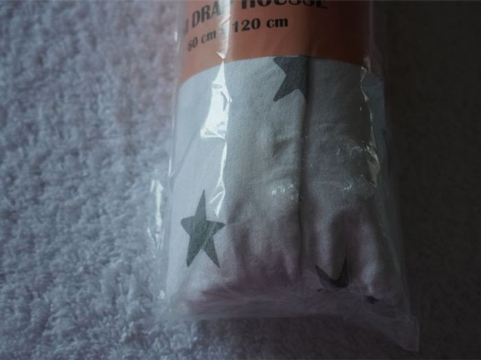 Drap housse blanc avec des étoiles grises Baby Fitted neuf Dimension 60 x 120 cm - photo numéro 2