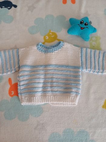 Gilet tricoté à la main bleu et blanc