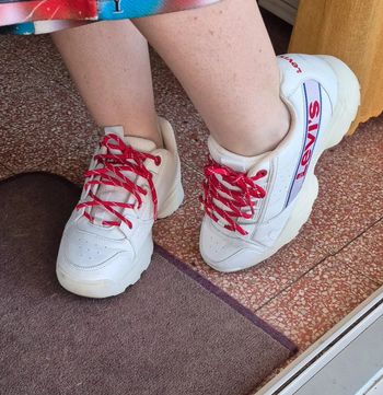 Basket blanche et rouge à lacet