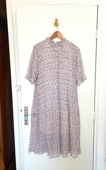 Longue robe coréenne plissée motifs fleurs rose et blanche