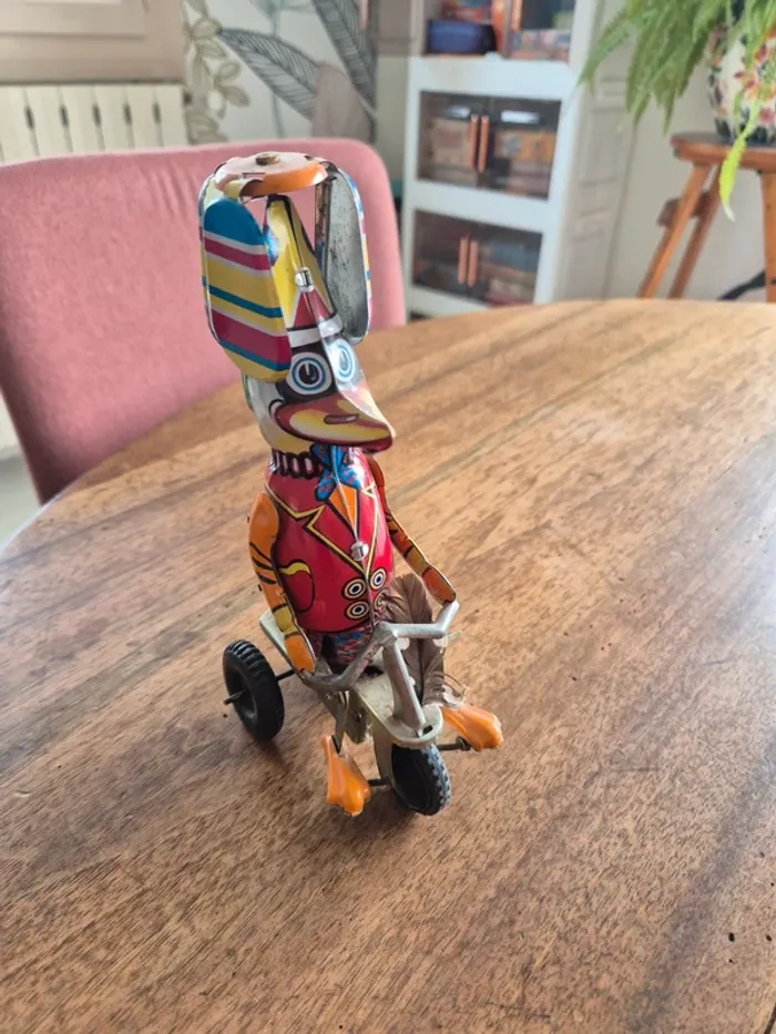 Ancien canard en tôle sur son tricycle - photo numéro 2