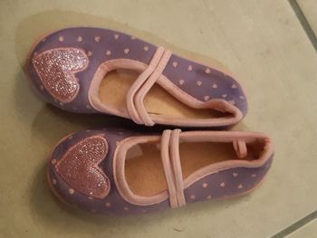 Chaussons violets coeurs