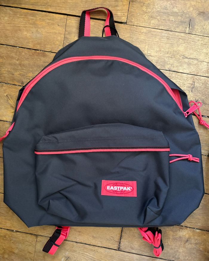 Sac à dos noir et orange corail Eastpak 40 cm