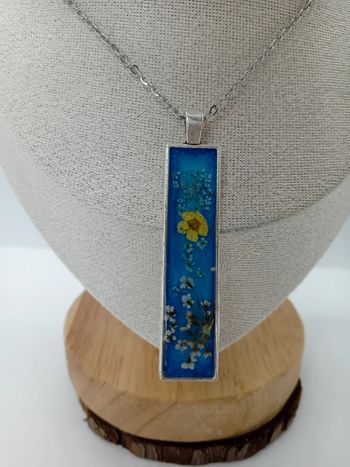 Collier pendentif fleurs séchées résine rectangulaire