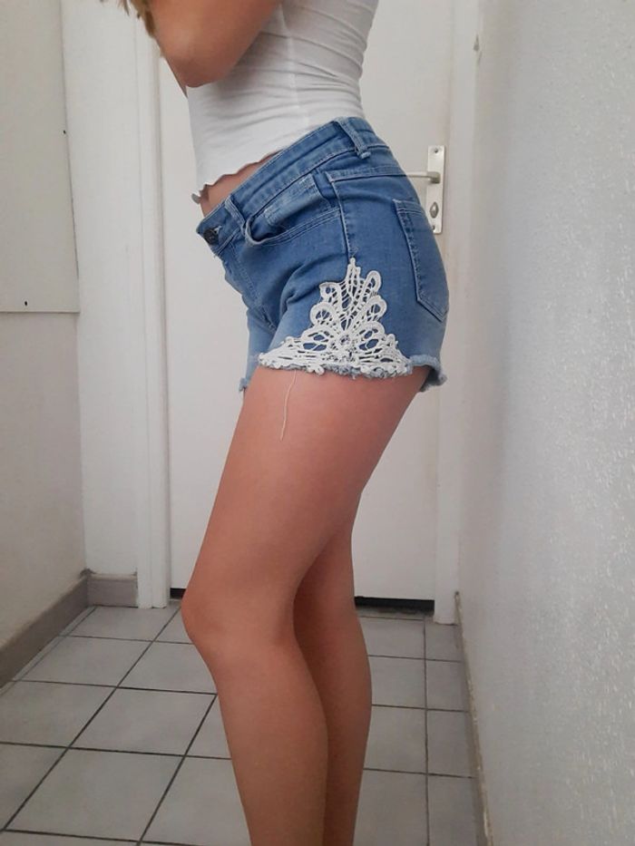 Short en jeans avec dentelle - photo numéro 2
