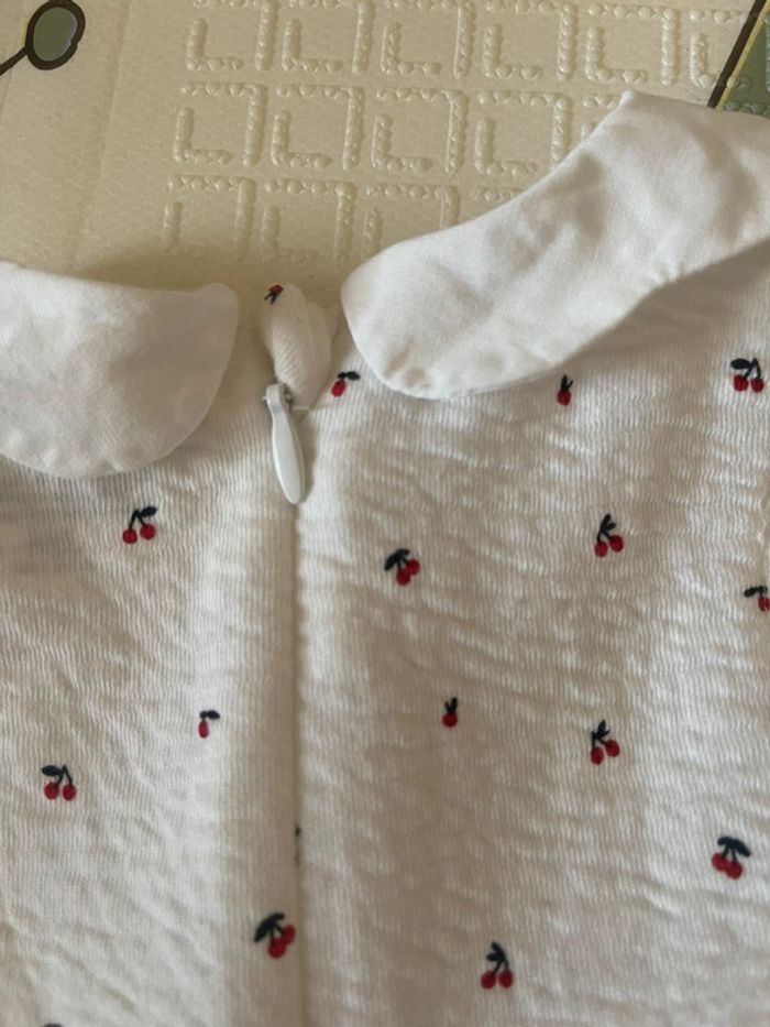 Robe blanche col Claudine motif cerise-Kiabi-Taille 3 mois-neuve sans étiquette - photo numéro 4