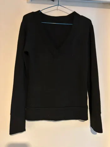 Jolie pull noir col V taille 38/ M très bon état