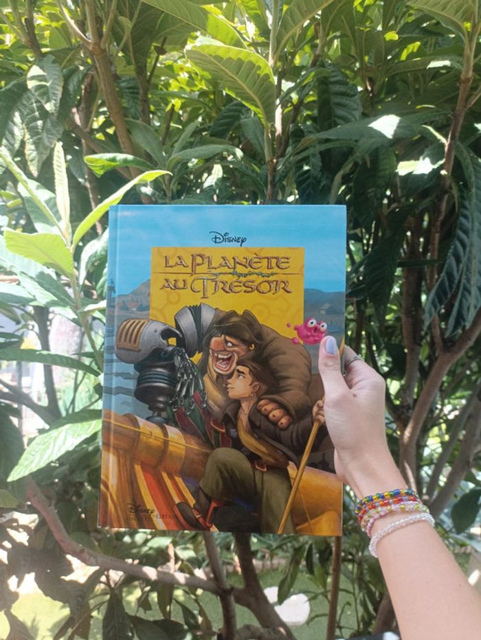 Livre la planète au trésor Disney.