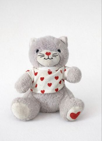 Peluche chat toute douce – motif cœurs
