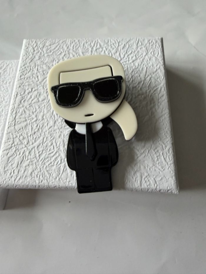 Broche Karl lagerfeld - photo numéro 1
