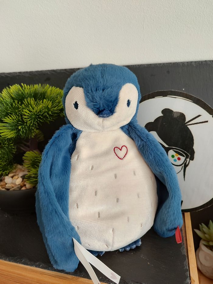 peluche doudou manchot pingouin bleu blanc crème coeur rouge Bille Câlin PE0232